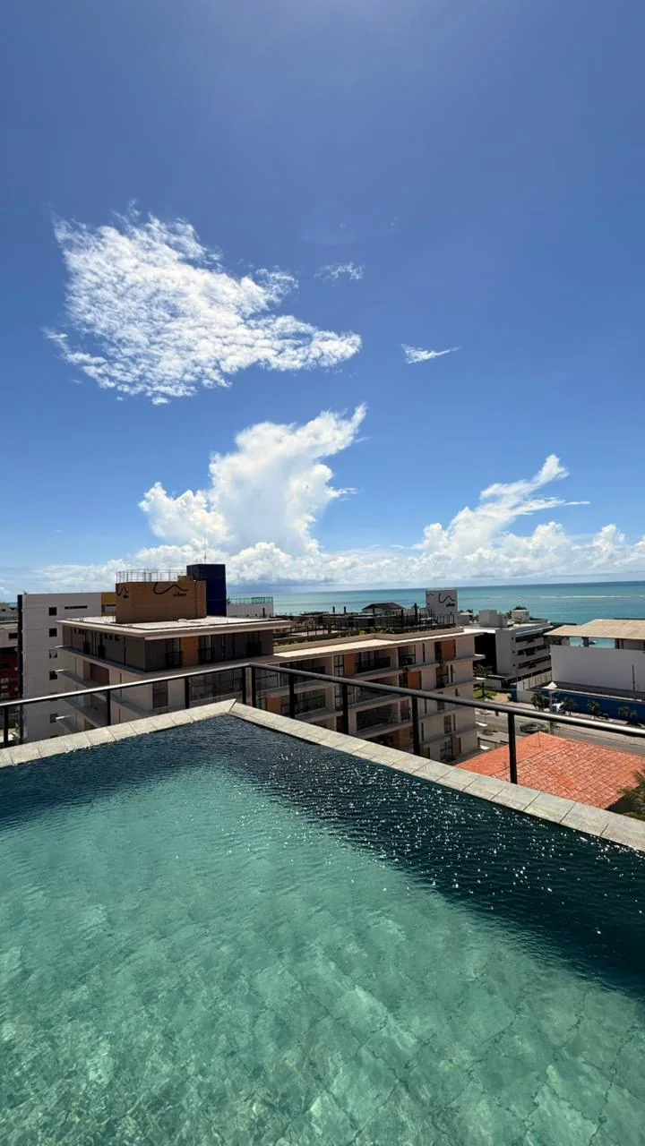 Piscina com vista para o mar