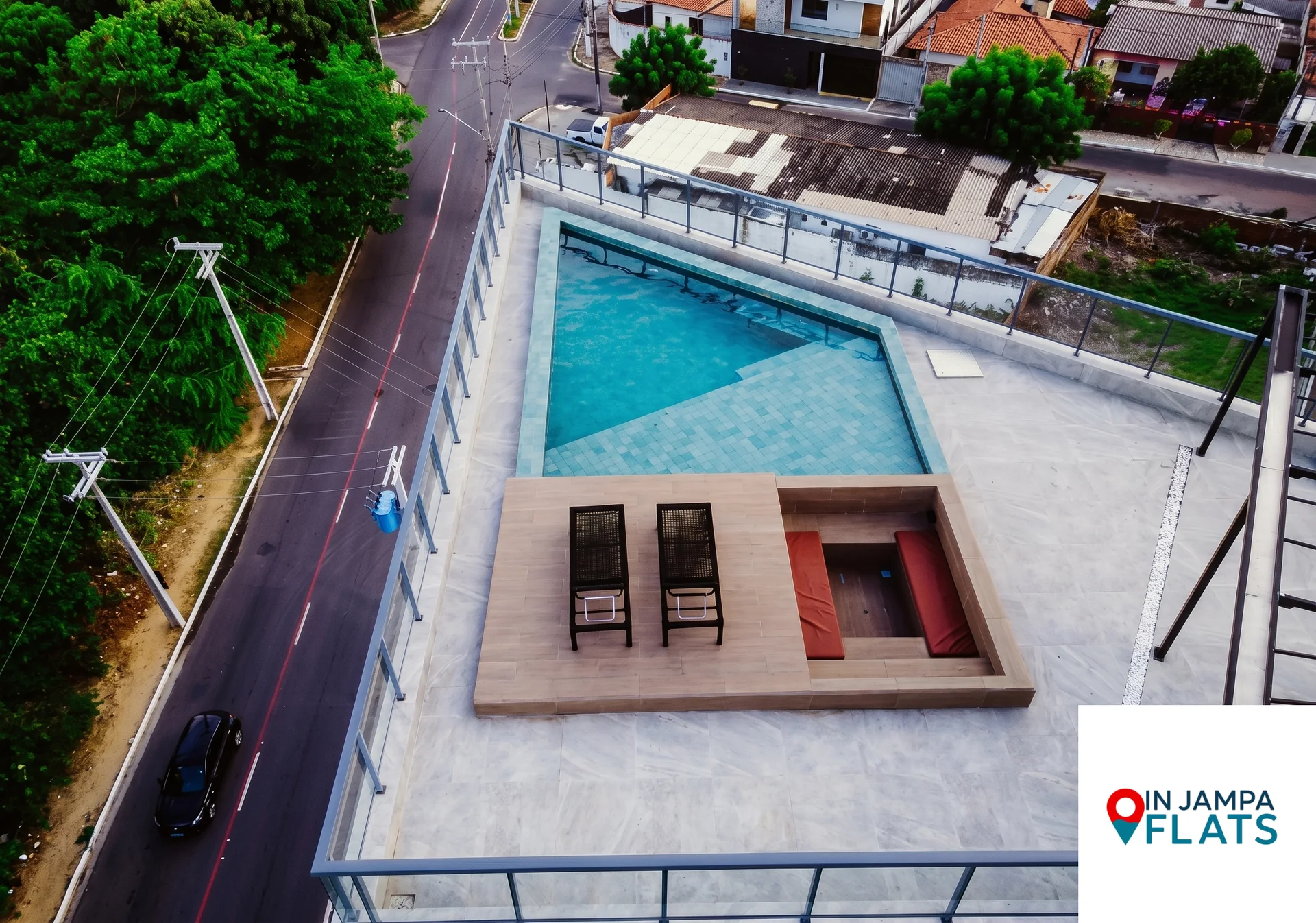 Piscina e área de lazer de uma acomodação In Jampa